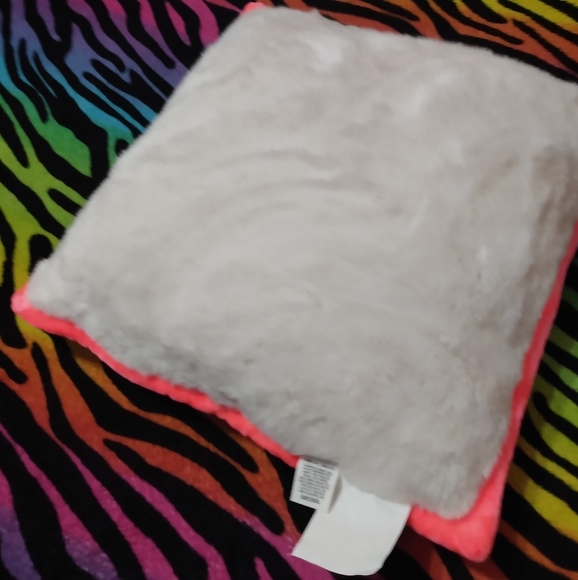 **SOLD ON Ⓜ️*"🔥NWT ~ UGG Fur Pillow🔥 - Picture 3 of 7
